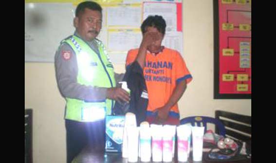 Tersangka dan barang bukti saat diamankan.