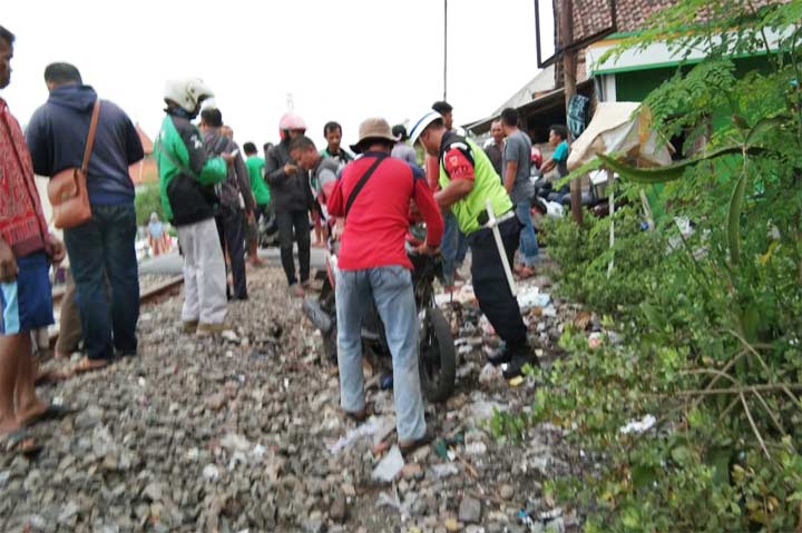 Kendaraan korban hendak dievakuasi warga. 