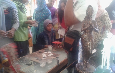 Kegiatan saat praktek membuat cetakan dengan bahan gypsum. foto: istimewa