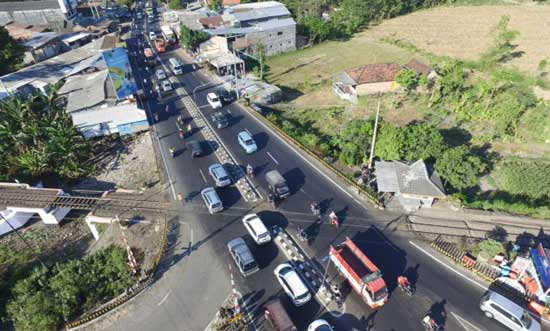 Situasi di simpang tiga Mengkreng Kecamatan Purwoasri Kabupaten Kediri saat dipantau melalui drone. (foto: dendi martoni/BANGSAONLINE)