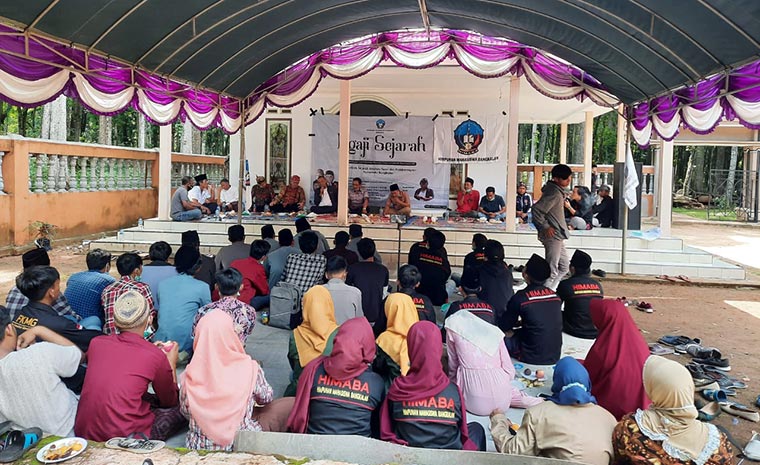 Acara Ngaji Sejarah yang digelar Himpunan Mahasiswa Bangkalan (Himaba) di Geger Bangkalan, Sabtu (14/11/2020). foto: fauzi/ bangsaonline.com