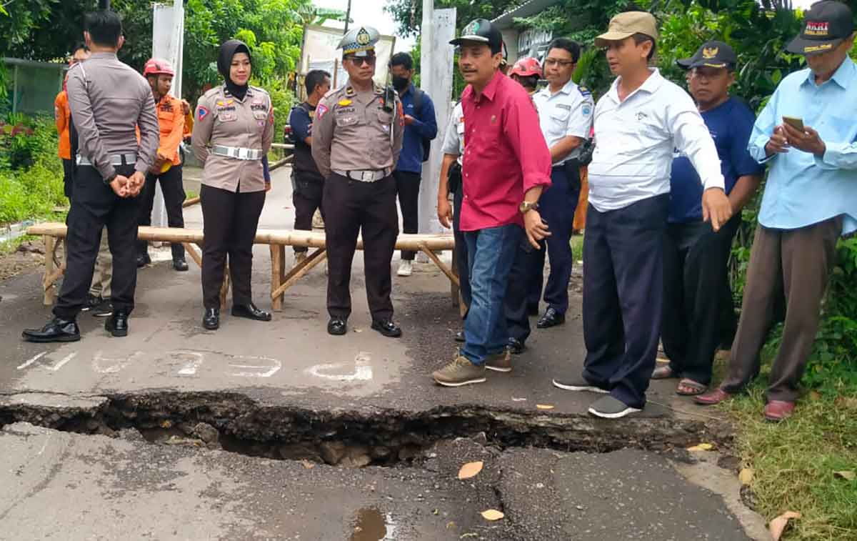 Ketua DPRD Nganjuk, Tatit Heru Tjahjono, saat meninjau langsung kondisi Jembatan Mungkung yang ambles.