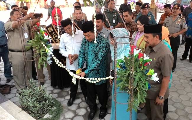 Moeldoko bersama keluarga didampingi Ketua DPRD Jatim A Halim Iskandar dan Bupati Jombang Nyono Suharli Wihandoko saat peresmian Islamic Center di Desa Kayen, Kecamatan Bandar Kedungmulyo, Kabupaten Jombang, Rabu (01/06). foto: ROMZA/ BANGSAONLINE