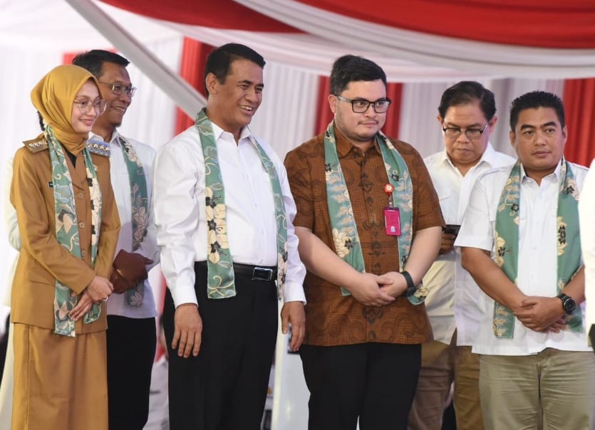 Wali Kota Kediri Vinanda Prameswati mendampingi Menteri Pertanian Republik Indonesia Andi Amran Sulaiman, saat melakukan kunjungan kerja ke Pabrik Gula Pesantren Baru, Kota Kediri. (Ist)