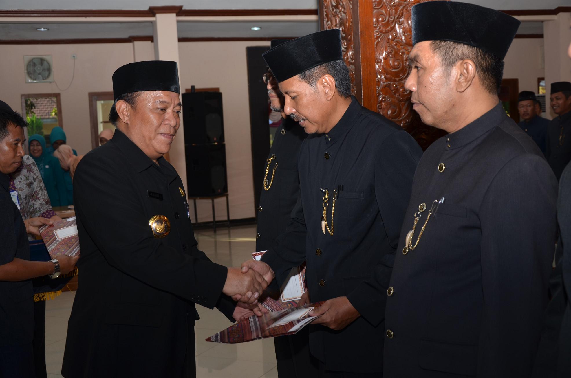 ?

Bupati Lamongan memberi ucapan selamat pada pejabat yang dimutasi.foto:aries sugoiarto/bangsaonline