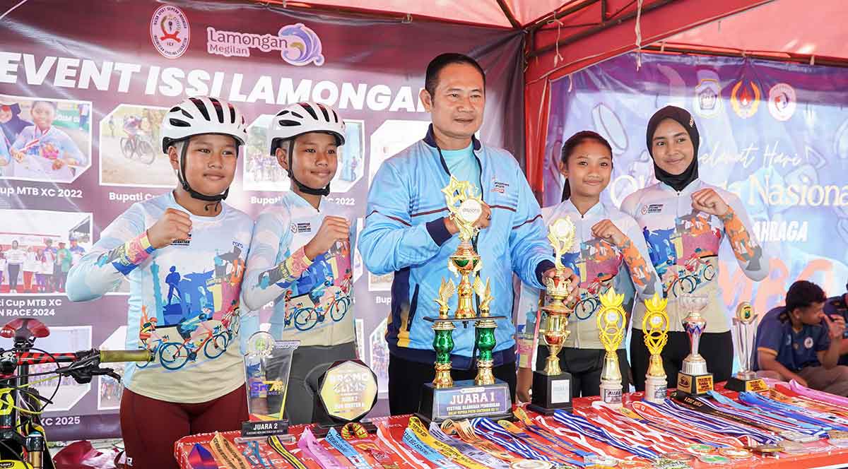 Bupati Lamongan bersama atlet berprestasi.