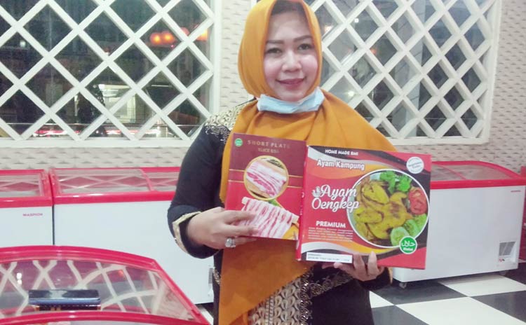 Lisdyarita saat menunjukan produksi ayam ungkep dalam bentuk frozen.