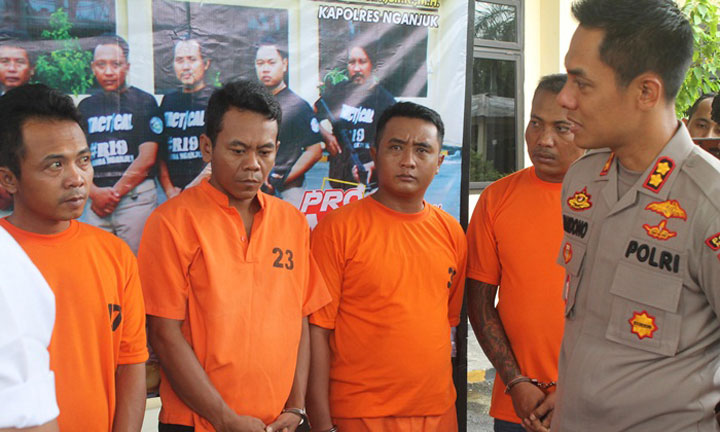 Kapolres Nganjuk Handono Subiakto bertanya kepada para tersangka pengedar sabu saat konferensi pers. foto: BAMBANG/ BANGSAONLINE