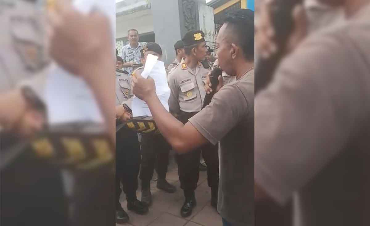 Suasana demo di UPT Bina Marga Jatim di Pamekasan.
