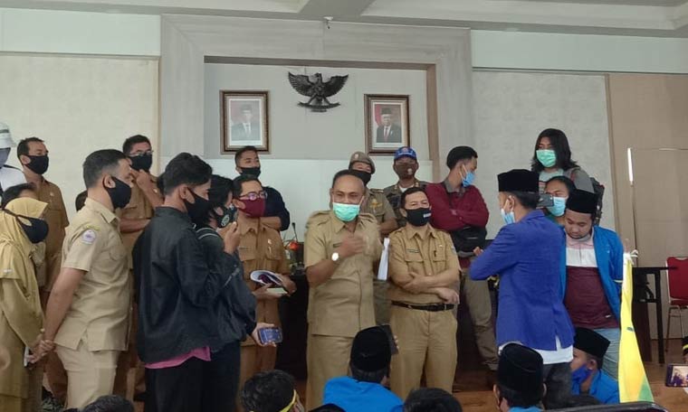 Mahasiswa PMII Bangkalan saat demo dan ditemui Kepala Disdik Bangkalan, Bambang Budi Mustika, Senin (27/7/2020).
