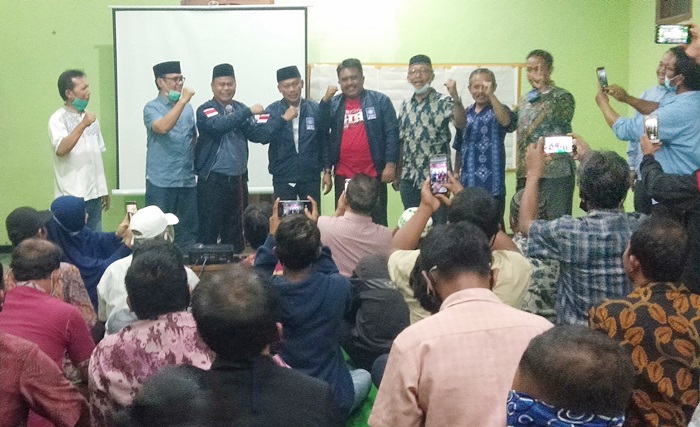 Ketua DPW PAN Jatim sematkan Jaket PAN kepada Cabup Sugiri Sancoko.