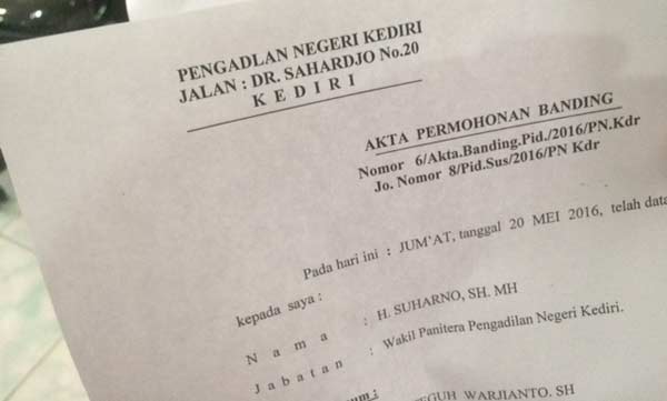 Salinan surat banding yang diberikan kepada Pengadilan Negeri Kota Kediri. foto: arif kurniawan/ BANGSAONLINE