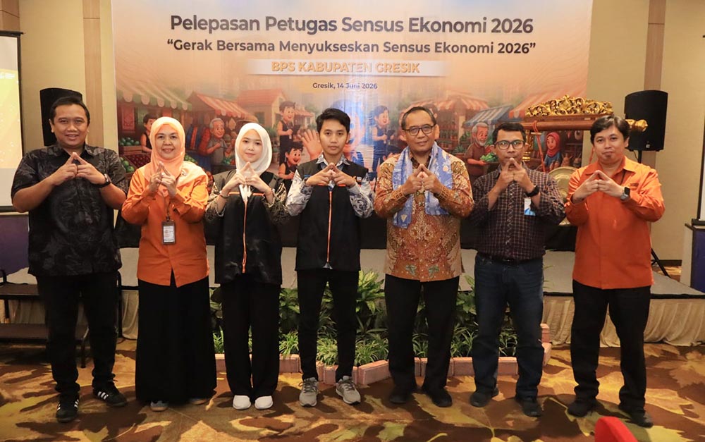Sekdakab Gresik, Achmad Washil Miftahul Rachman (tiga dari kanan), saat pelepasan petugas Sensus Ekonomi 2026. Foto: Ist.