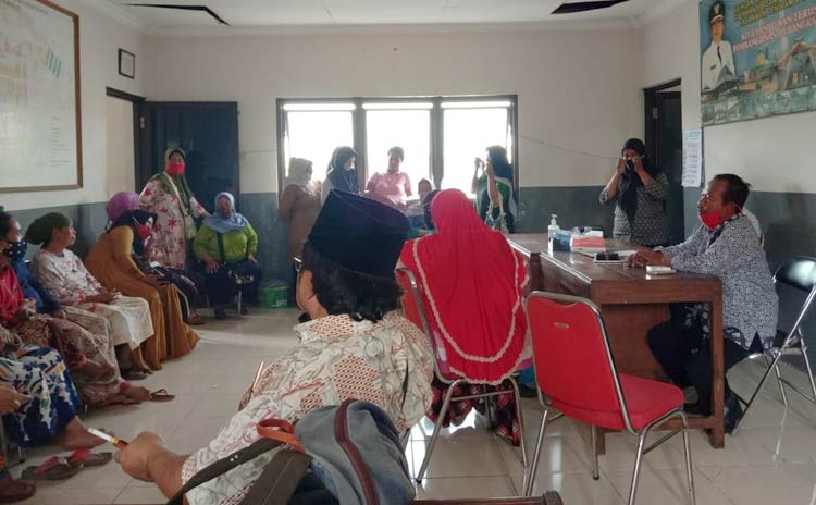 Protes Lapak di Area Luar Pasar, Pedagang Ayam Potong Datangi Kantor Kepala Pasar Ki Lemah Dhuwur