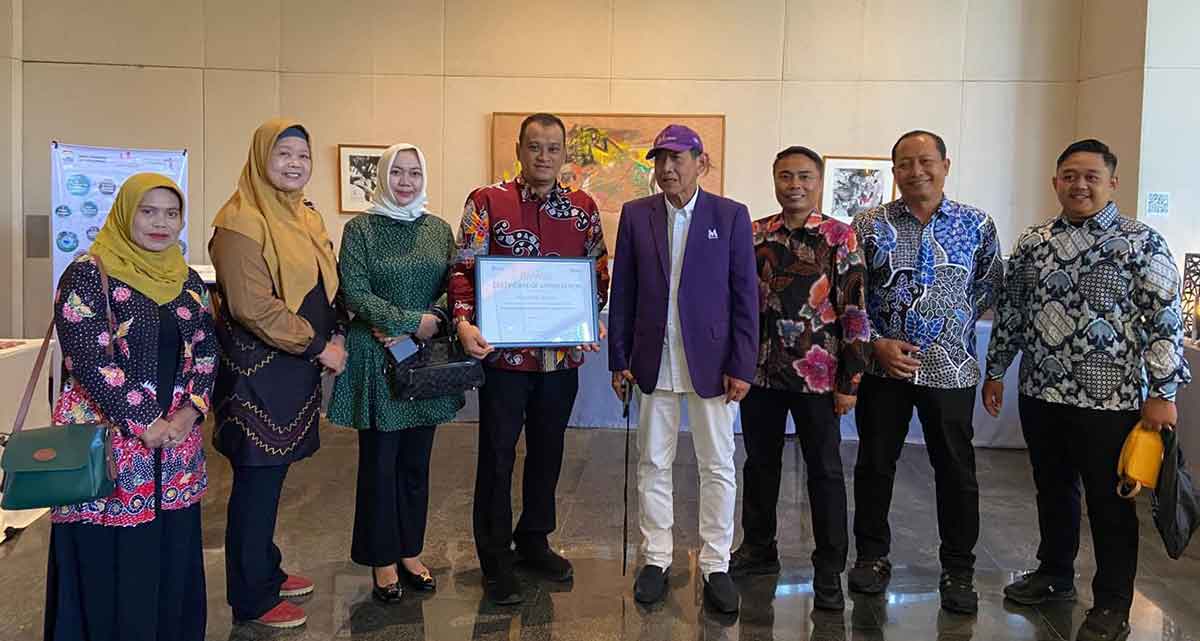 Perwakilan dari Jember saat menerima penghargaan tingkat nasional dalam The 1st Indonesia Tourism Marketing Week 2025 yang berlangsung di Maya Sanur Resort, Bali.