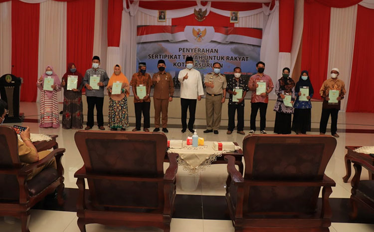 Kementerian Agraria dan Tata Ruang/Badan Pertanahan Nasional (ATR/BPN) melalui Badan Pertanahan Nasional (BPN) Kota Pasuruan menyerahkan sertifikat hak atas tanah PTSL (Penyuluhan Pendaftaran Tanah Sistematis Lengkap) Tahun 2021 kepada 457 warga Kota Pasuruan di Gedung Gradika Bhakti Praja Kota Pasuruan, Selasa (8/6/2021).