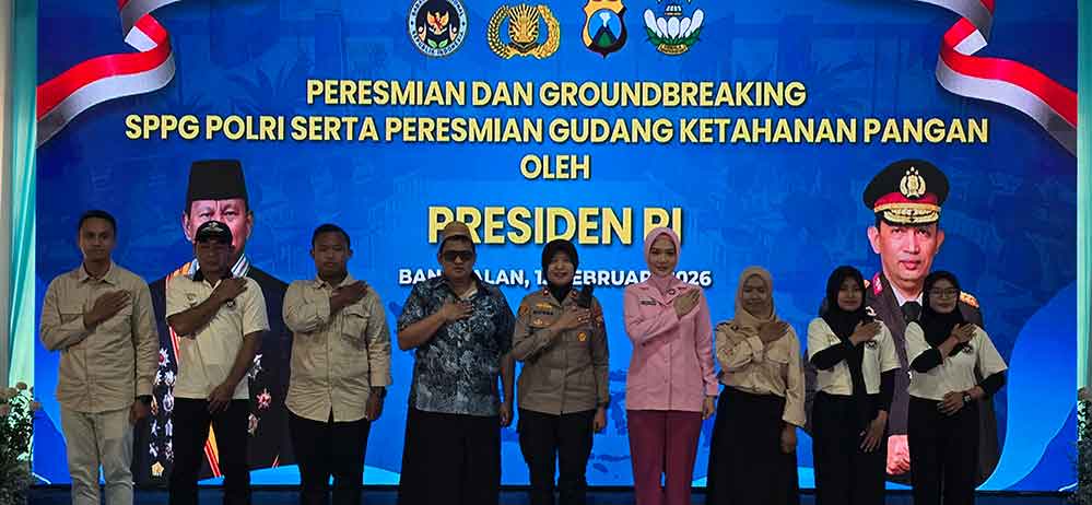 Haji Her (berkopyah dan kacamata hitam) saat menghadiri peresmian groundbreaking SPPG.