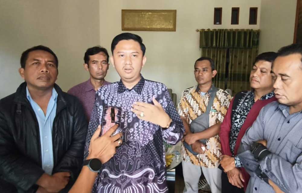 Wahyudi, kuasa hukum korban investasi madu klanceng, saat memberi keterangan kepada wartawan. Foto: MUJI HARJITA/ BANGSAONLINE