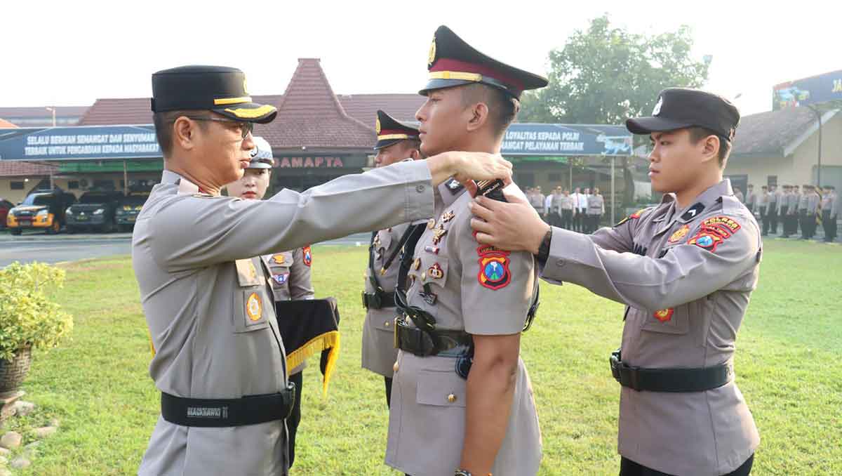 Kapolres Mojokerto Kota saat memimpin Sertijab atau serah terima jabatan.