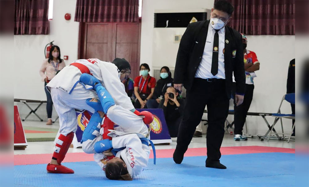 Zesyca Dwi Anjarsari, Atlet Jujitsu Kota Kediri saat bertanding di babak final. foto: ist.