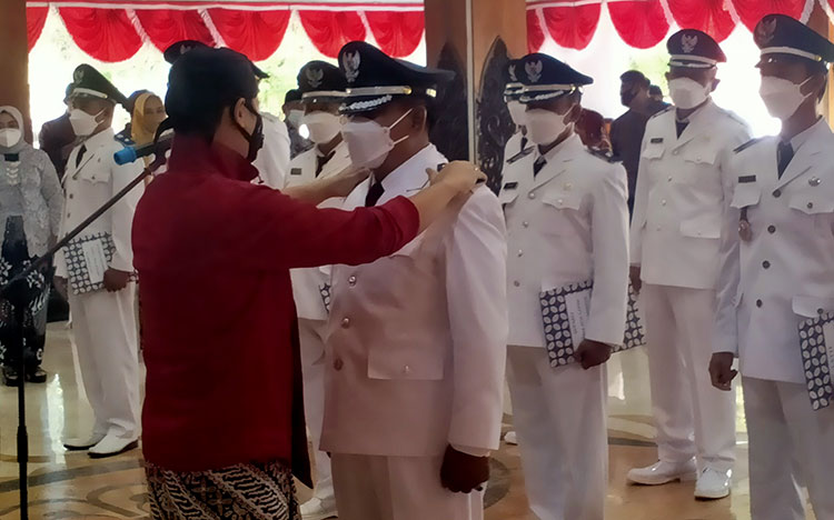 Bupati Trenggalek Moch. Nur Arifin melantik kades terpilih di Pendopo Manggala Praja Nugraha Trenggalek, Kamis (29/4/2021).