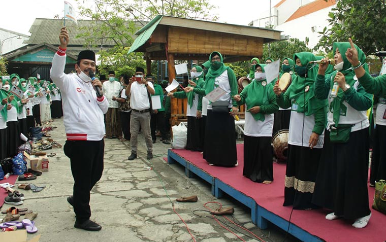 Qosim saat salawatan dengan warga Manyar Komplek. foto: ist.