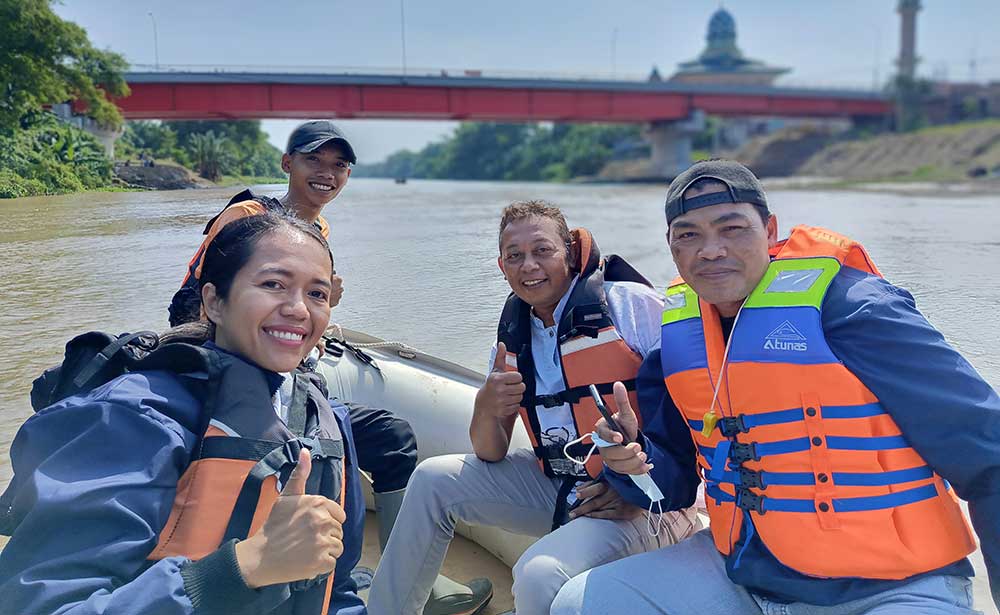 Tiga jurnalis yang ikut memantau kondisi Sungai Brantas dengan naik perahu karet.