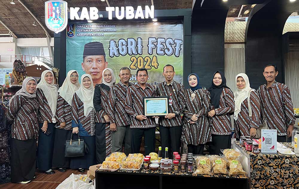 Jajaran Dinas Ketahan Pangan, Pertanian, dan Perikanan (DKP2P) Tuban menunjukkan piagam penghargaan predikat sangat baik (A) dari Bapanas.