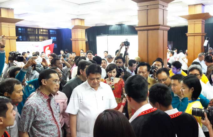 Menperindag RI, Airlangga Hartanto saat meninjau pameran SMI AI 2001-2016. foto: SYUHUD/ BANGSAONLINE