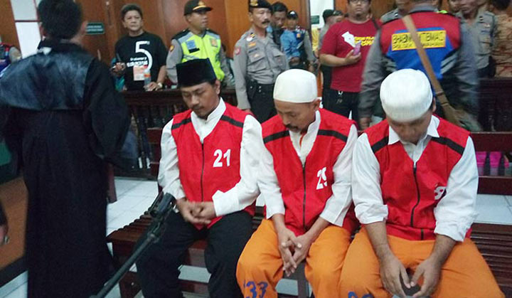 Tiga terdakwa pembakaran Polsek Tambelangan saat mengikuti persidangan.