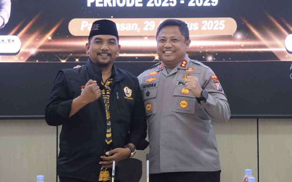 Kapolres Pamekasan AKBP Hendra Eko Triyulianto bersama Ketua Pokdarkamtibmas M. Marsuto Alfianto di sela acara pengukuhan.