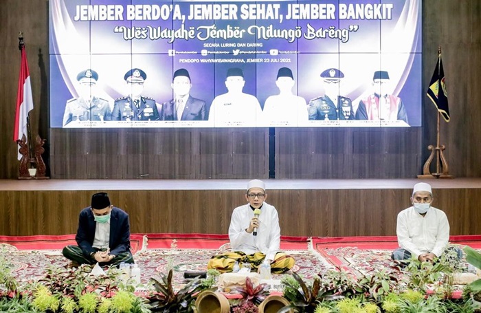 Wakil Bupati Jember Gus Firjaun memimpin doa keselamatan untuk warganya dari malapetaka virus Covid-19.