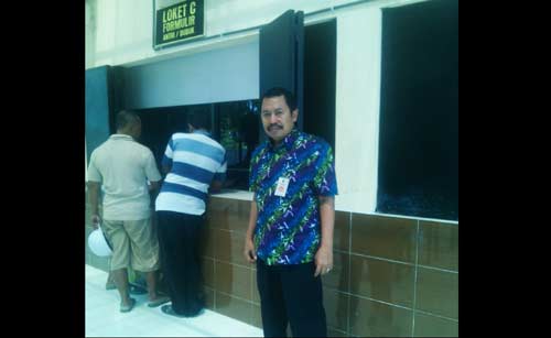 Tri Eko Junaidi di Kantor Bersama Samsat Nganjuk. foto: soewandito/BANGSAONLINE