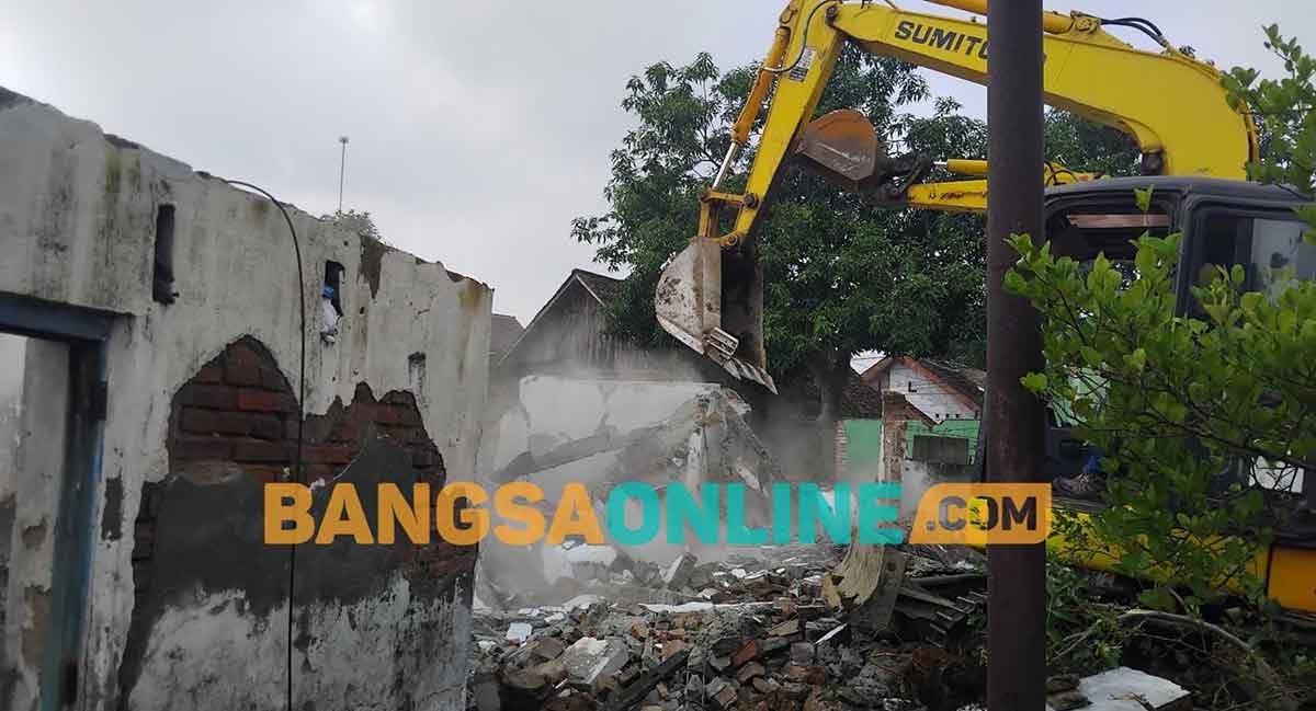 KAI Tertibkan Bangunan Liar di Eks Jalur KA Madiun-Ponorogo