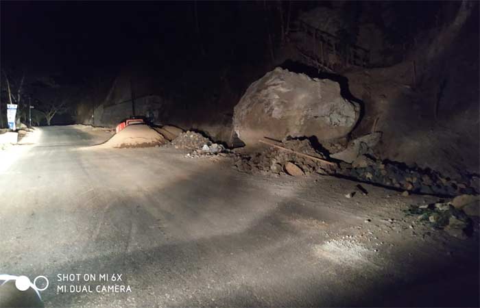 Material Berserakan dan Rambu Peringatan Minim, Jalur Pacitan-Ponorogo Membahayakan Pengguna Jalan
