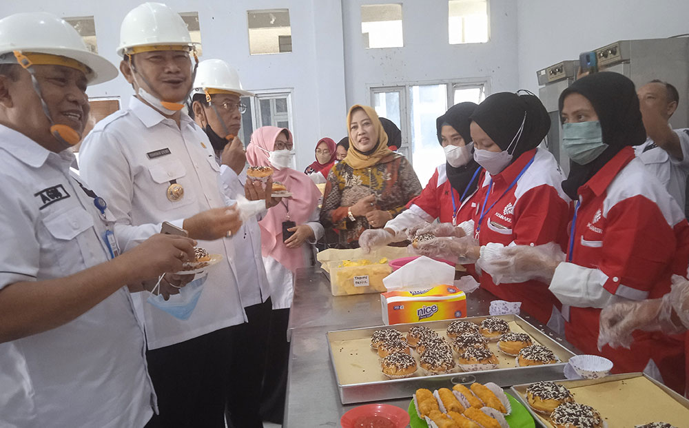 Bupati Yuhronur didampingi Wabup Abdul Rouf dan Kepala Disnakertrans Lamongan Agus Cahyono mencicipi produk olahan.