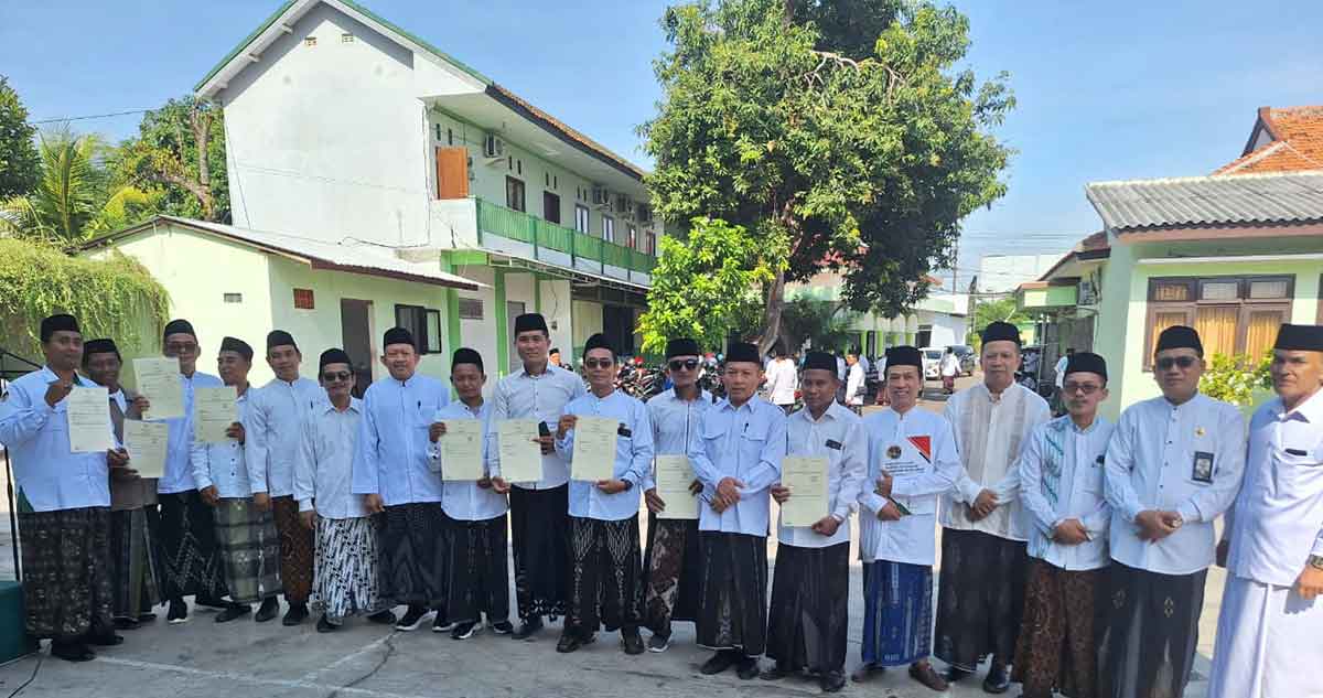 Kemenag dan Kantah Kabupaten Probolinggo saat berkolaborasi membagikan sertifikat tanah wakaf bagi penerima usai upacara Hari Santri 2025.