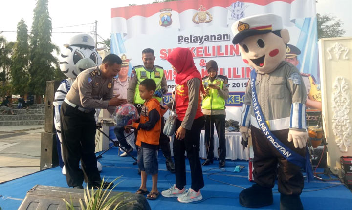 Doorprize dalam rangka peringatan Hari Lalu Lintas ke-64 yang digelar Satlantas Polres Pacitan.