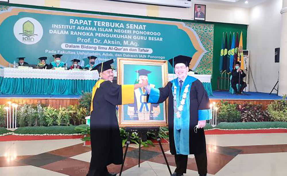 Prof. Dr. Aksin, M.Ag, Wakil Rektor III IAIN Ponorogo, dikukuhkan sebagai Guru Besar dalam bidang Ilmu Alqur’an dan Tafsir pada Fakultas Ushuluddin, Adab, dan Dakwah IAIN Ponorogo, Sabtu (11/12/2021). Foto: Ahmad Fauzi/ BANGSAONLINE.com