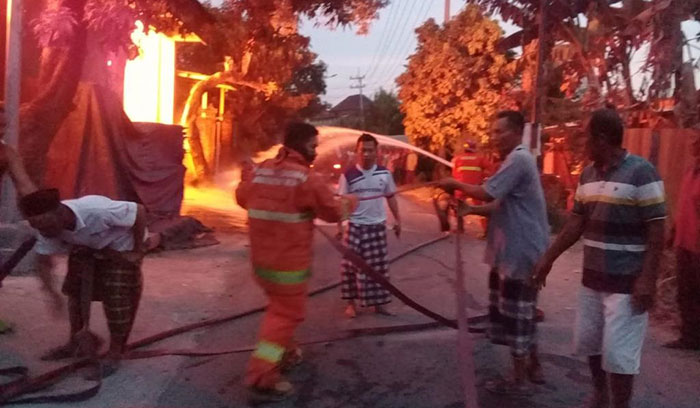 Petugas pemadam kebakaran saat memadamkan kobaran api pada gudang kayu di Dusun Bunut, RT02/RW06, Desa Randegansari, Kecamatan Driyorejo, Gresik. Foto: Ist