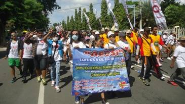 Peserta gerak jalan Siput 2015 dengan berbagai kostum. (Hadi Prayitno/BANGSAONLINE)