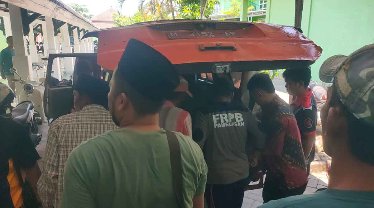 Evakuasi lansia yang ditemukan tewas di Pantai Branta Pesisir, Pamekasan.