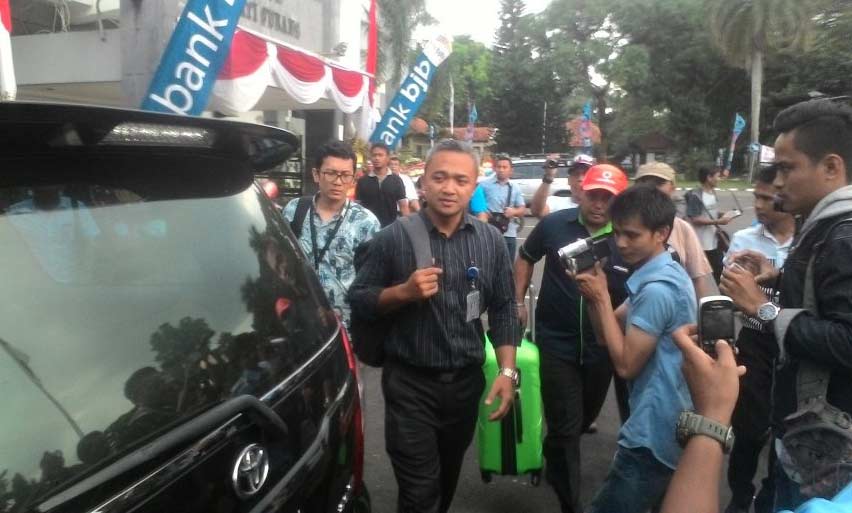 Penyidik KPK turun dari mobil menuju Kantor Bupati Subang, Jawa Barat, Senin (11/3) sore. foto: ist
