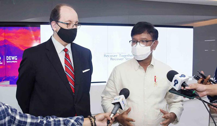 Menkominfo, Johnny G Plate, bersama Duta Besar Spanyol untuk Indonesia H.E. Francisco De Asis Aguilera Aranda, saat bertemu awak media. Foto: Humas Kemenkominfo/AYH
