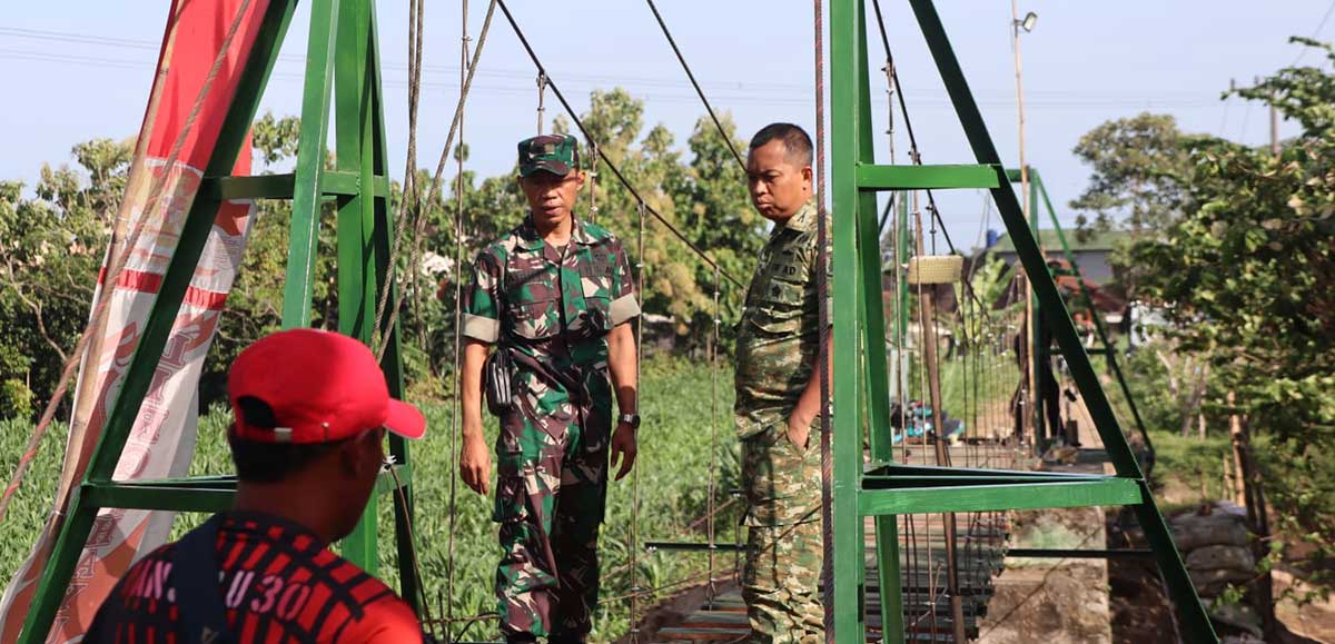 Dandim 0809/Kediri, Letkol Inf. Ragil Jaka Utama (kanan), saat meninjau pembangunan jembatan gantung. Foto: Ist