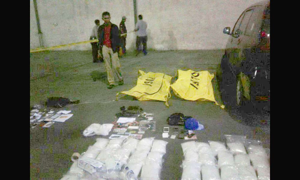 Dua kantong mayat berisi jasad kurir narkoba yang ditembak petugas BNN saat penggerebekan gudang narkoba di Kosambi, Tangerang. foto: okezone