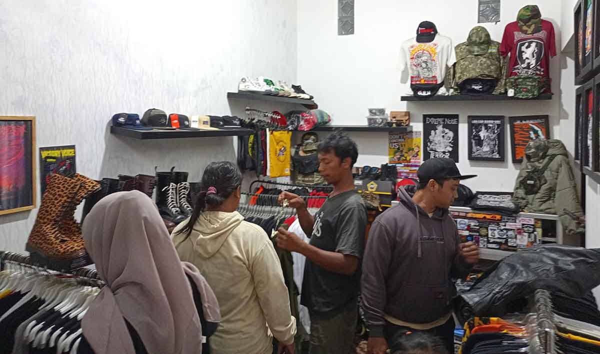 Distro Kios Kaos saat dikunjungi para pembeli yang didominasi dari komunitas punk.