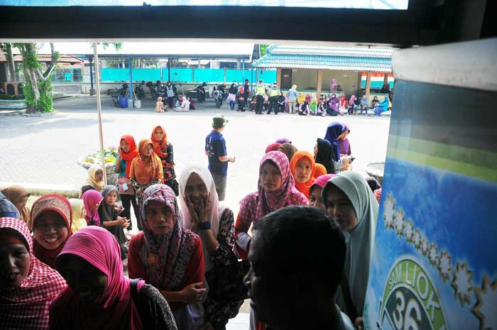 Dapat Uang Pesangon, 729 Eks Buruh Pabrik Rokok 369 di Bojonegoro Sumringah