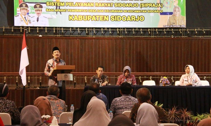 SAMBUTAN: Wabup Nur Ahmad membuka Bimtek Sipraja, Jumat (28/2) malam. foto: ist
