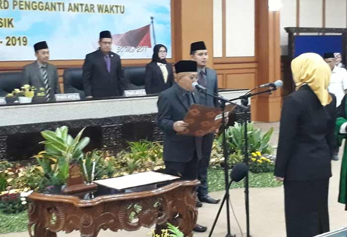 Ketua DPRD Gresik Abdul Hamid ketika melantik Lusi Kustriyarini. foto: SYUHUD/ BANGSAONLINE
